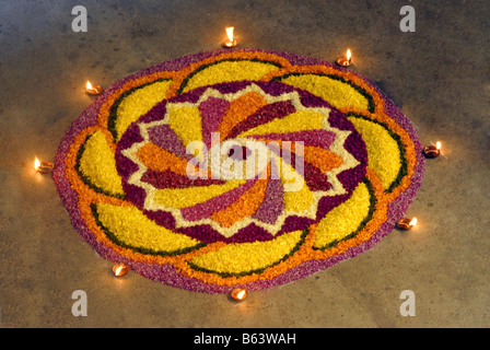 Decorazioni floreali durante ONAM IN KERALA Foto Stock