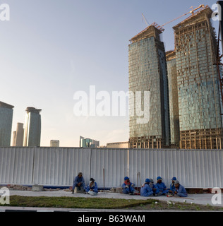 I lavoratori migranti e la costruzione di edifici highrise a Doha, in Qatar Foto Stock