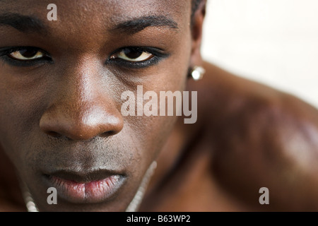 Un americano africano uomo guarda direttamente la fotocamera Foto Stock