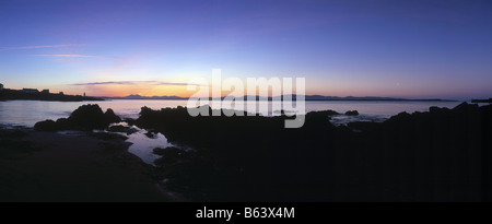 Loch indaal islay guardando a nord di pappe del Giura e sunrise Foto Stock