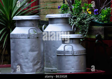 Tre Vecchi bidoni per il latte Foto Stock