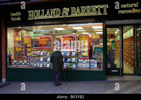 Poster di risparmio nella finestra di un high street negozio cercando di attirare passando gli acquirenti nel loro negozio a spendere soldi Foto Stock