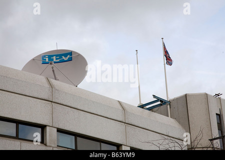 Parabola satellitare sulla sommità di ITV s Londra centro televisivo sulla banca del sud del vecchio edificio LWT Foto Stock