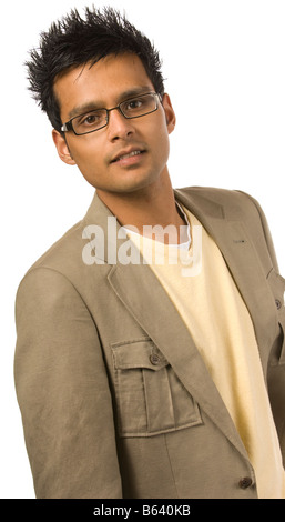 Asian maschio con bicchieri in moda isolato su uno sfondo bianco Foto Stock