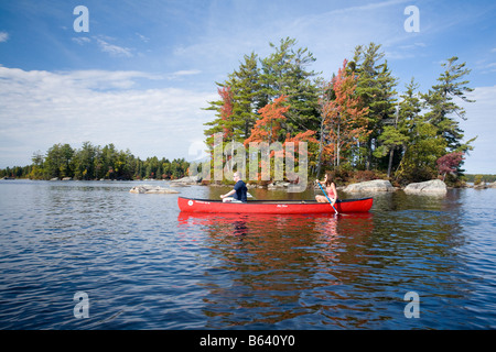 Autunno in canoa sul lago Quakish, Millinocket, Maine, New England, STATI UNITI D'AMERICA Foto Stock