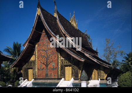 La facciata occidentale con il suo dipinto mosaico-albero della vita di Wat Xieng Thong tempio (1560), Luang Prabang, Laos Foto Stock