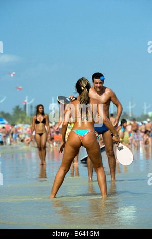 Il Brasile, Sao Paulo, giovane giocando beach racket alla spiaggia di Praia Enseada in Guaraja. Foto Stock