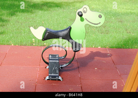 Bambini il bilanciere sul parco giochi Foto Stock