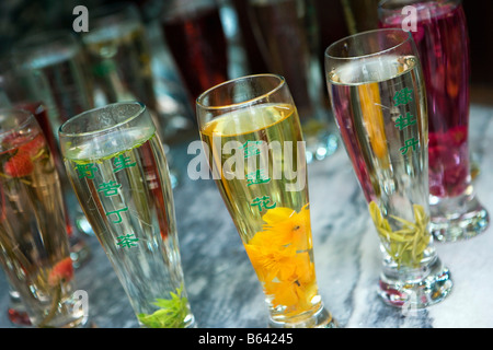 Cina, Pechino, fiore tè sul display nel negozio di tè. Foto Stock