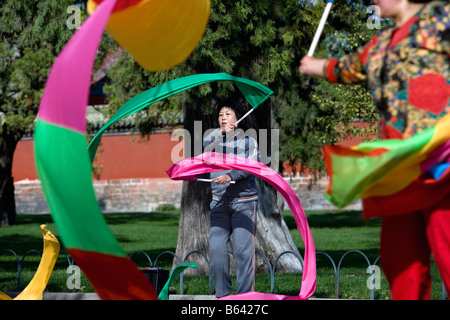 Cina, Pechino, Tempio del Paradiso Park. Senior di persone facendo esercizi del mattino. Danza a nastro ( Cai Dai Wu Dao ). Foto Stock