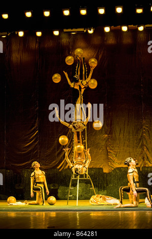 Cina. Pechino. Teatro di Chaoyang. Acrobati eseguendo. Foto Stock