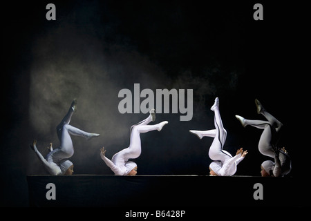 Cina. Pechino. Acrobazie in teatro Chaoyang. Foto Stock