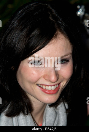 Regno Unito, Inghilterra, 29 novembre 2008. Cantante pop Sophie Ellis Bextor interruttori su albero di Natale luci in Alfriston. Foto Stock