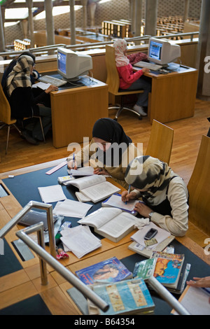 Egitto, Alessandria, donne lettura in biblioteca di Alessandria. Foto Stock