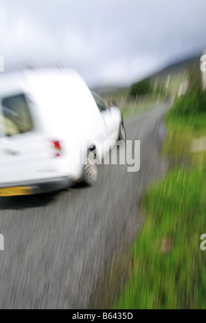 Furgone veloce sul viottolo di campagna con motion blur Foto Stock