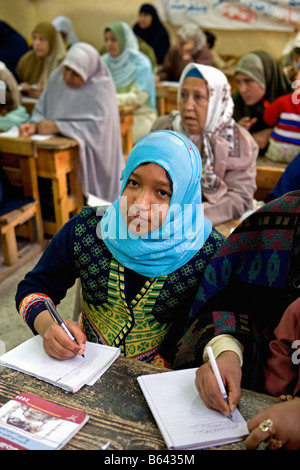 Egitto, Alessandria, donne anziane in aula della scuola. Istruzione per gli analfabeti. Foto Stock