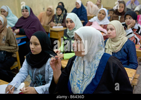 Egitto, Alessandria, donne anziane in aula della scuola. Istruzione per gli analfabeti. Foto Stock