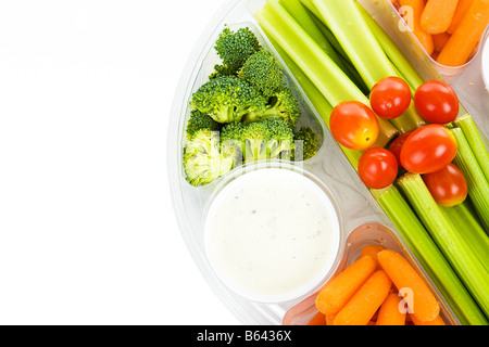 Colorata di verdure fresche vassoio partito isolato su bianco Foto Stock