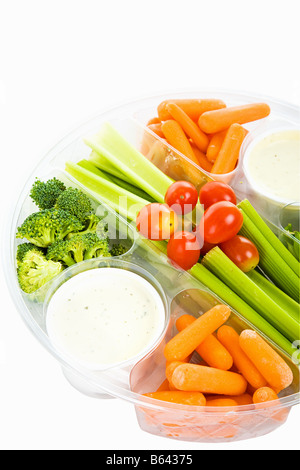 Parte il vassoio di verdure fresche e dip isolato su bianco con tracciato di ritaglio Foto Stock