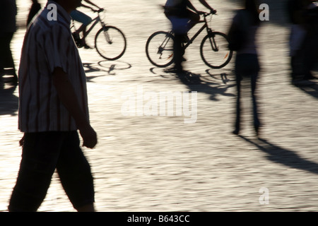 Ombra di persone di alta velocità di piedi gambe camminando in strada in città Foto Stock