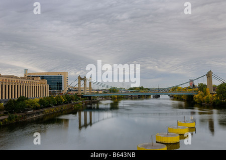 Hennepin Avenue sospensione ponte sopra il fiume Mississippi in Minneapolis con il Post Office e la Federal Reserve Bank Foto Stock