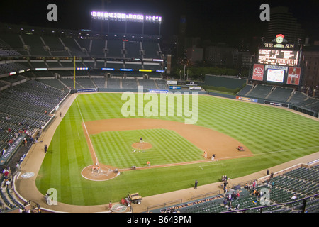 Motivi di lavoro degli equipaggi sul campo da baseball a Camden Yards Baltimore, Maryland dopo la Baltimore Orioles giocato Boston Red Sox Foto Stock