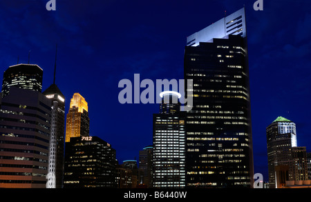 Panorama notte cityscape di Downtown Minneapolis Minnestoa USA highrise towers dopo il tramonto Foto Stock