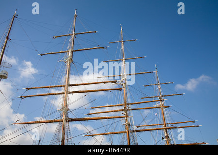 Allestimento di un vecchio yacht ormeggiati nel porto di La Valletta, Malta Foto Stock