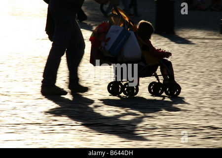 Ombra di persone di alta velocità di piedi gambe camminando in sun in strada in città Foto Stock