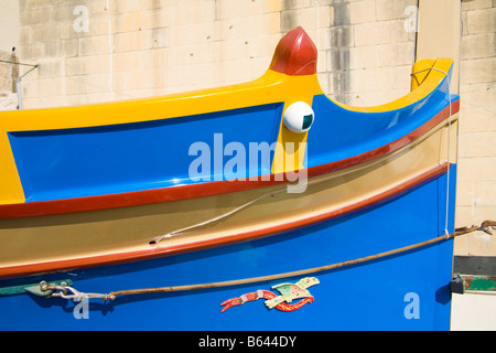 Luzzu barca da pesca in Saint Julian's Harbour, Spinola Bay, Saint Julian, Malta Foto Stock