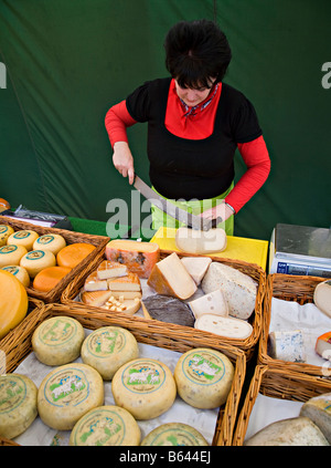 Donna in stallo del mercato del formaggio da taglio Medemblik Paesi Bassi Foto Stock