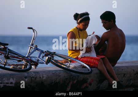 Giovane coppia romantica sul Malecon, Havana, Cuba 1993 Foto Stock