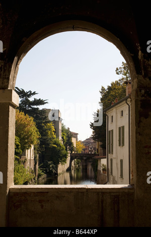 Un canale taglia attraverso un quartiere residenziale a Mantova Mantova Lombardia Lombardia Italia Foto Stock