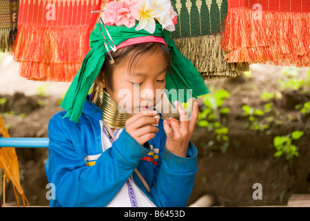 I giovani a collo lungo ragazza Karen la cura per il suo dito tagliato, Padaung hilltribe, Thailandia del Nord Foto Stock