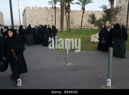 Israele Gerusalemme vecchia città quartiere cristiano pellegrino gruppo di russo nones raggruppate fino nella parte anteriore delle mura della città Foto Stock