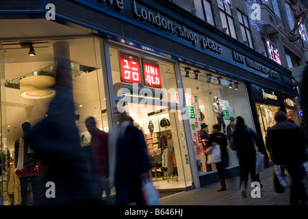 Il ramo di Uniqlo abbigliamento giapponese su oxford street Londra un mese prima di Natale 2008 Foto Stock