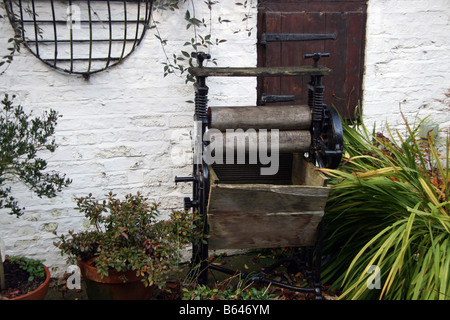 Un antico mangano di lavaggio utilizzato per asciugare i vestiti negli anni cinquanta e sessanta al di fuori di un cottage a colline Hubbards, Louth, Foto Stock