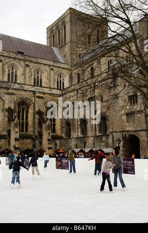 La Cattedrale di Winchester Natale pista di pattinaggio sul ghiaccio Inghilterra Hampshire REGNO UNITO Foto Stock