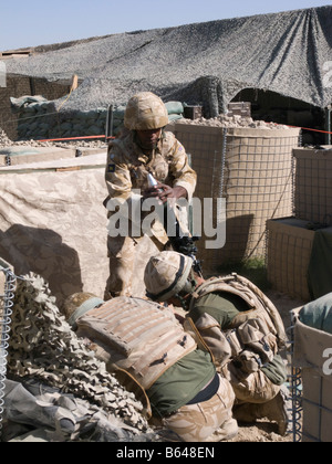 Esercito britannico soldato con casco e giubbotti antiproiettile sparando 81mm malta nella provincia di Helmand in Afghanistan Foto Stock