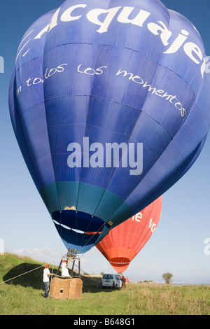 Torremolinos Costa del Sol Malaga Provincia Spagna due mongolfiere pubblicità Vodafone e Acquajet Foto Stock