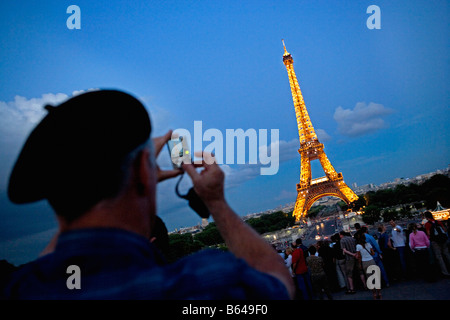 Francia, Parigi Torre Eiffel, crepuscolo, uomo di scattare una foto Foto Stock