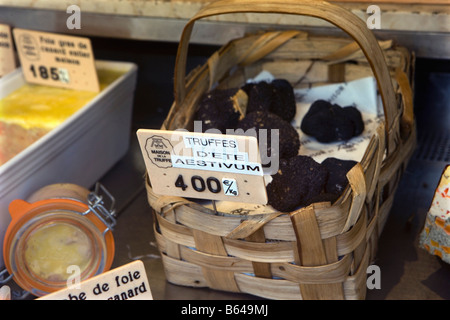 Francia, Parigi, Deli shop vende prelibatezze. Vetrina. Tartufi Foto Stock