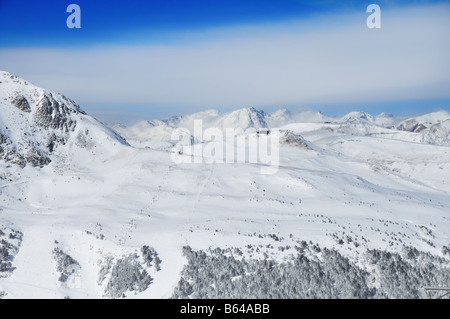 Un ampia vista dalla pista da sci del popolare software Pas de la Casa per la pratica dello sci nei Pirenei, Andorra (Spagna) Foto Stock