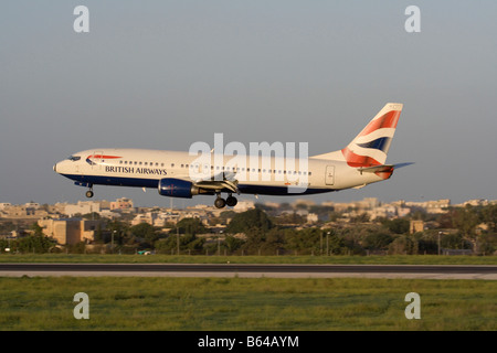 I viaggi di vacanza. British Airways Boeing 737-400 atterraggio all'Aeroporto Internazionale di Malta Foto Stock