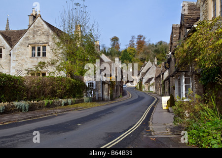 Pittoresca strada principale del villaggio di Castle Combe nelle Cotswolds, Inghilterra, fotografata in una bella giornata d'autunno. Foto Stock