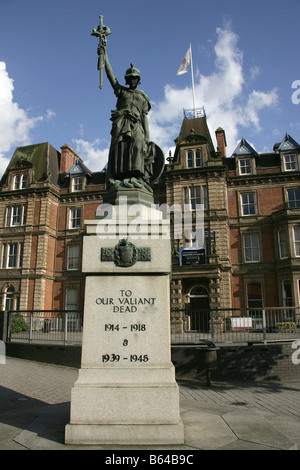 Città di Stoke on Trent, Inghilterra. La Hanley Memoriale di guerra con Hanley Municipio in background. Foto Stock