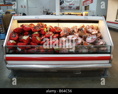 I prosciutti per la vendita in un Costco Wholesale big box store negli Stati Uniti Foto Stock