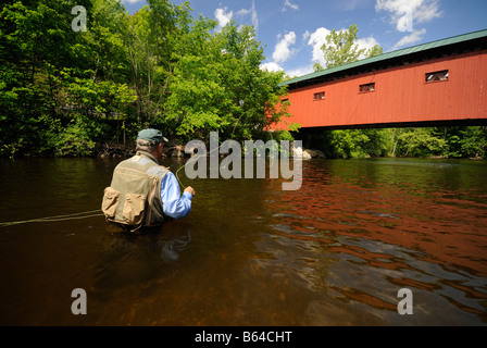 Pesca a mosca fiume Battenkill coperto Rosso Bridge Road Arlington Vermont Foto Stock