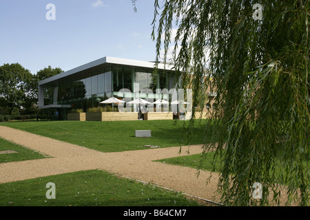 Città di Peterborough, Inghilterra. Il tasto Theatre complesso vicino a Peterborough del fiume Nene all'Embankment Road. Foto Stock