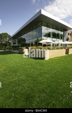 Città di Peterborough, Inghilterra. Il tasto Theatre complesso vicino a Peterborough del fiume Nene all'Embankment Road. Foto Stock